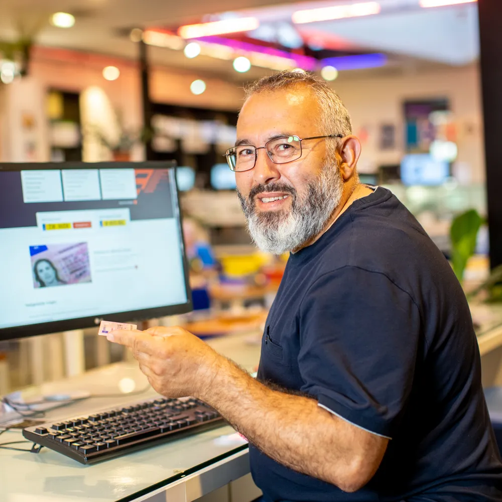 man achter pc met rijbewijs 