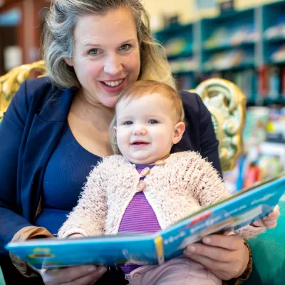 Bibliotheek Sint-Michielsgestel adressen en openingstijden moeder met kind op schoot babybieb