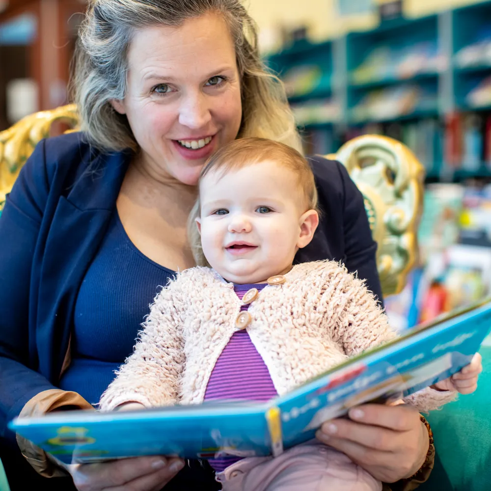 Bibliotheek Sint-Michielsgestel adressen en openingstijden moeder met kind op schoot babybieb