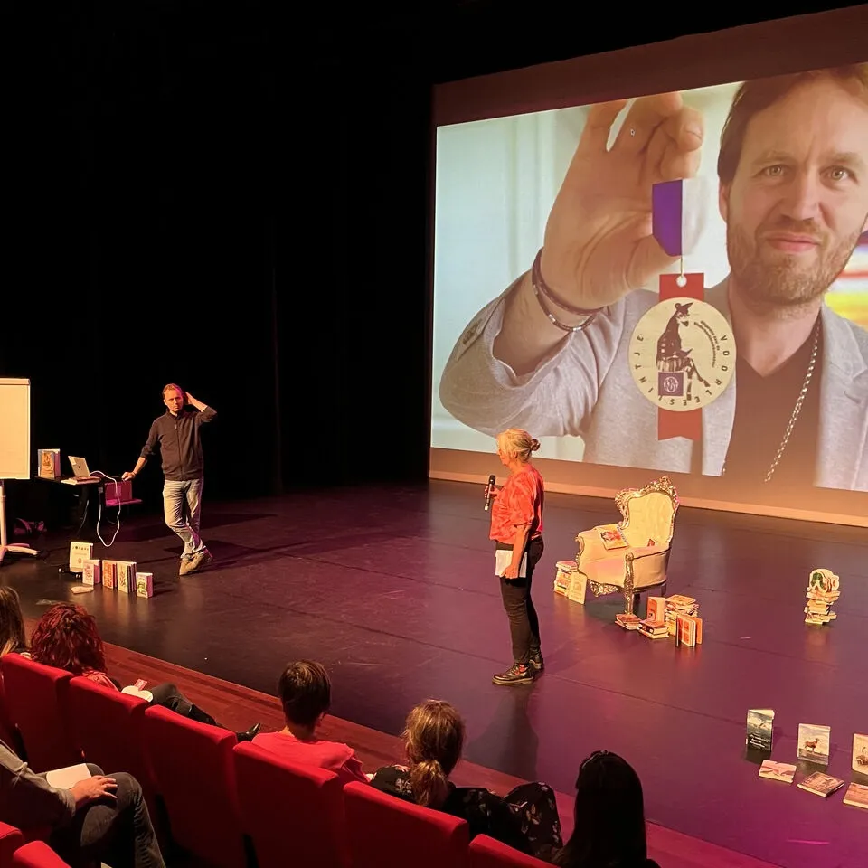 Theaterzaal met podium 