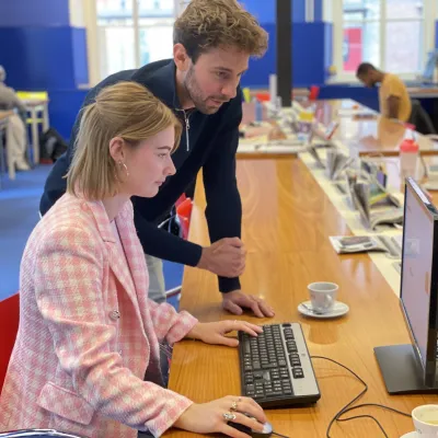 jongeren bij computer 