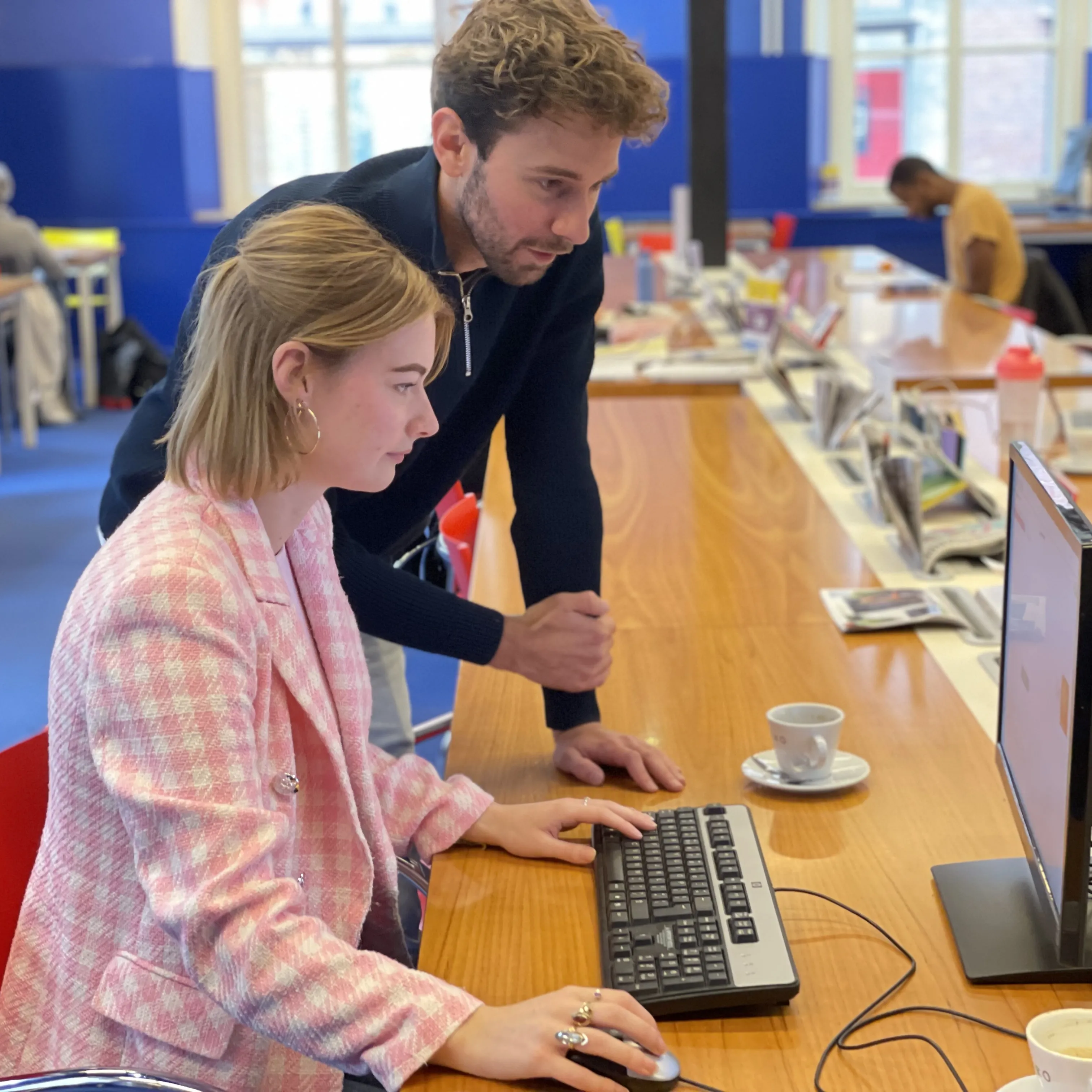 jongeren bij computer 
