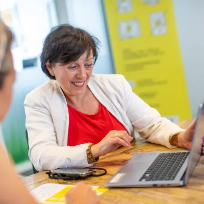 vrouw hulp bij vraag computer
