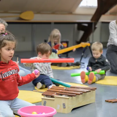 kinderen maken muziek