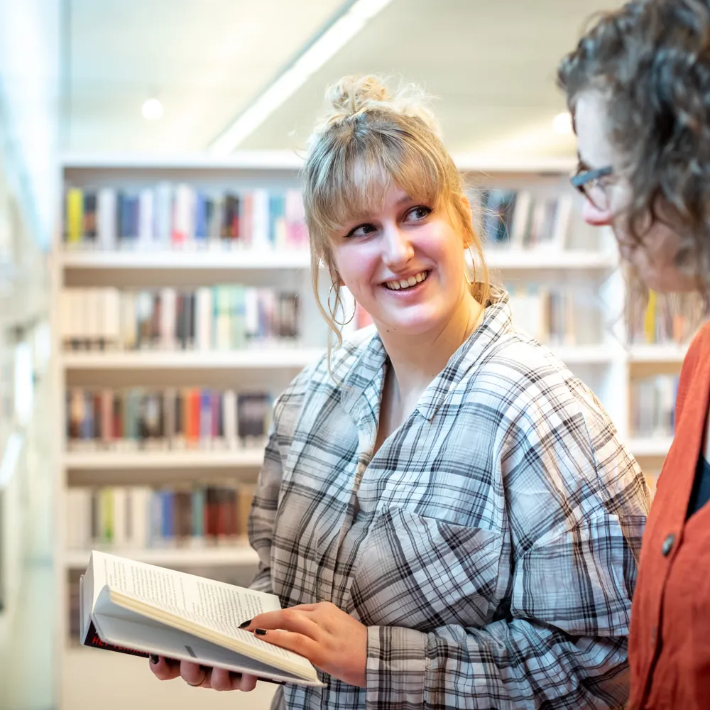 twee vrouwen bij boekenkast