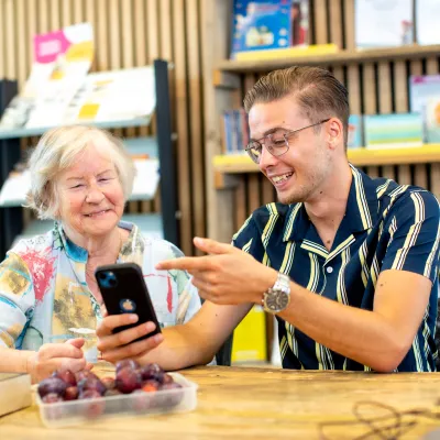 Vrouw en man achter telefoon in Digitaalpunt