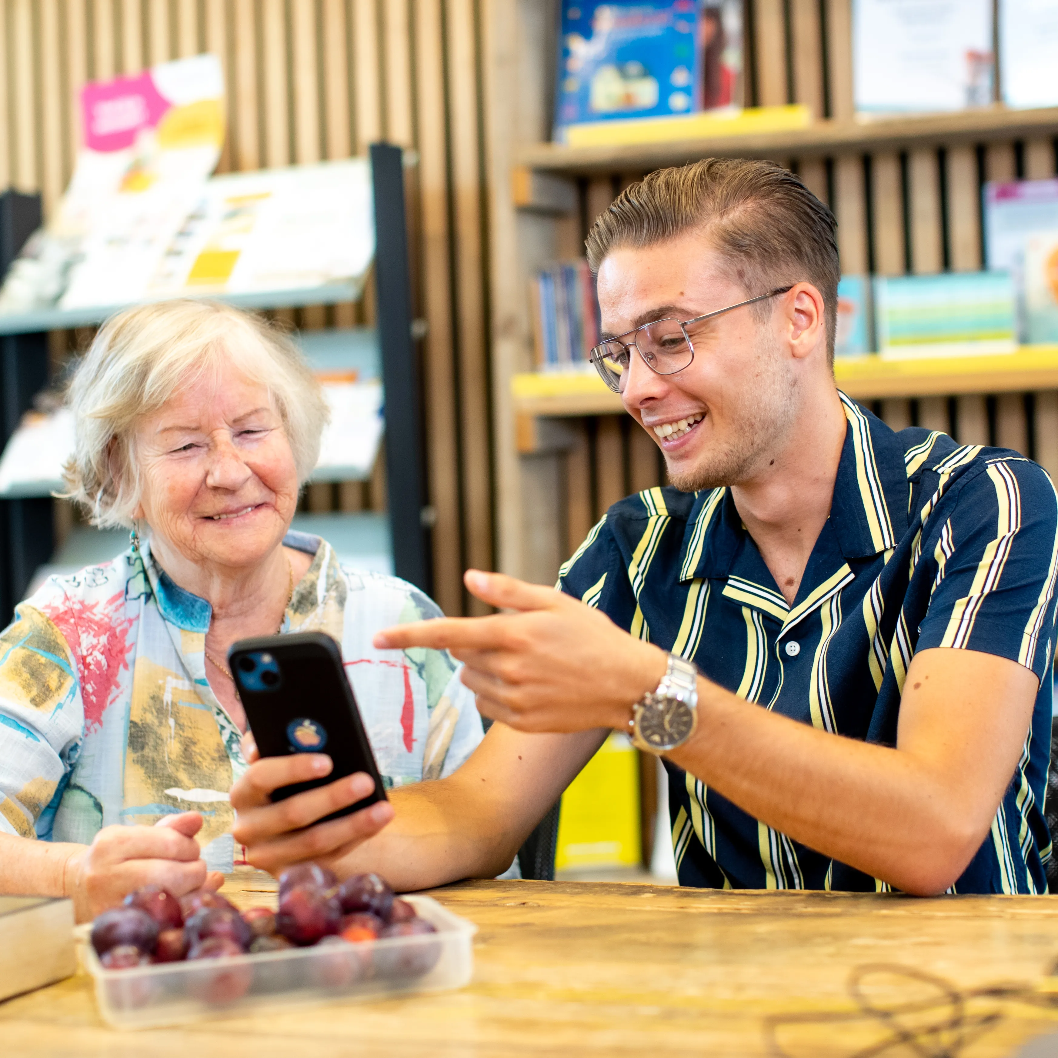 Vrouw en man achter telefoon in Digitaalpunt