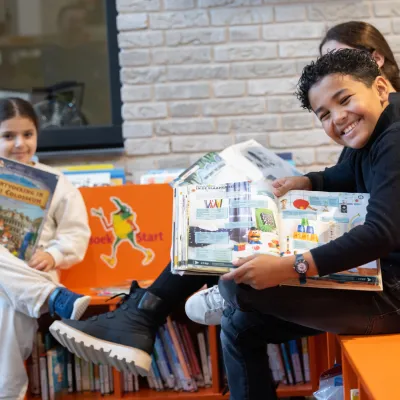Kinderen met boeken in school