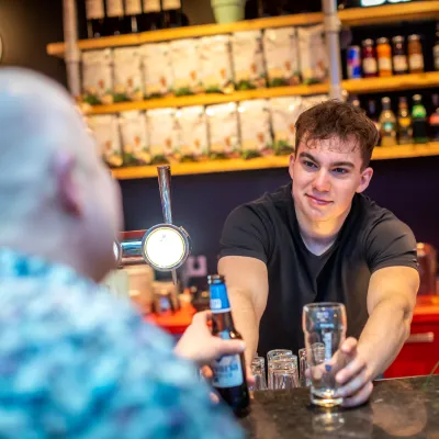 Horecamedewerker geeft drankje 