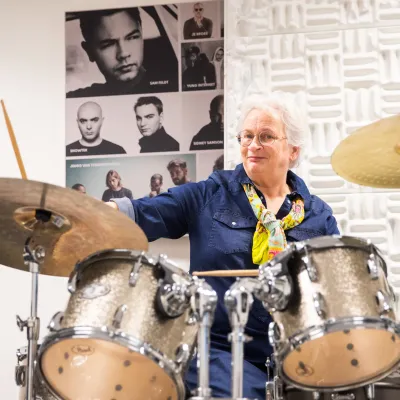 vrouw achter drumstel