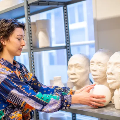 vrouw in keramiek ruimte