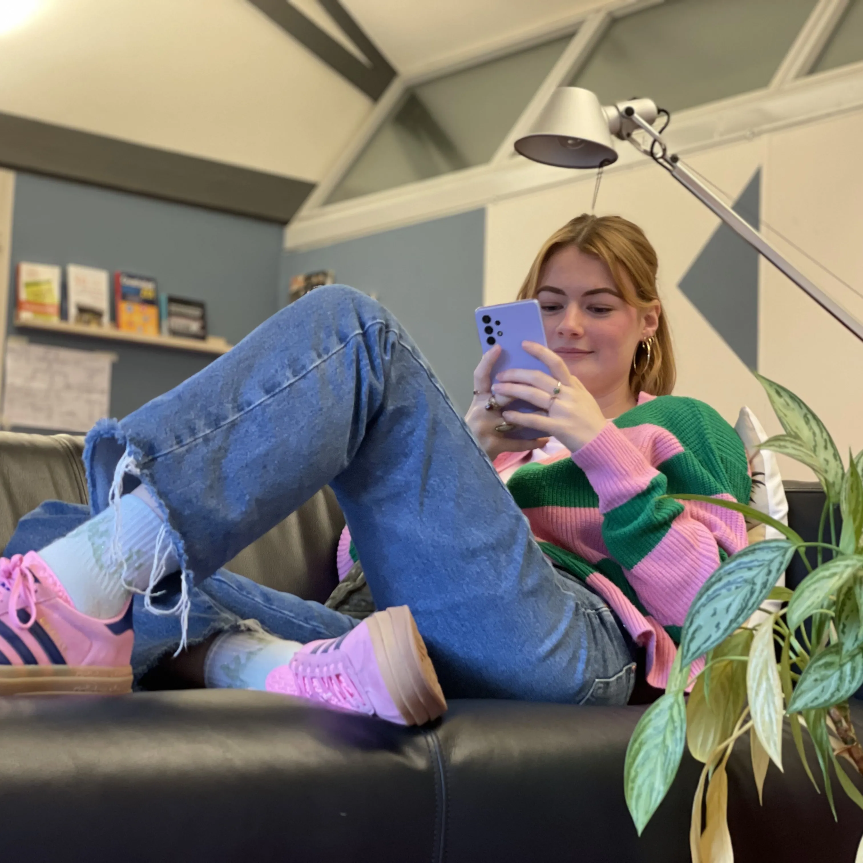 vrouw op bank met mobiel 