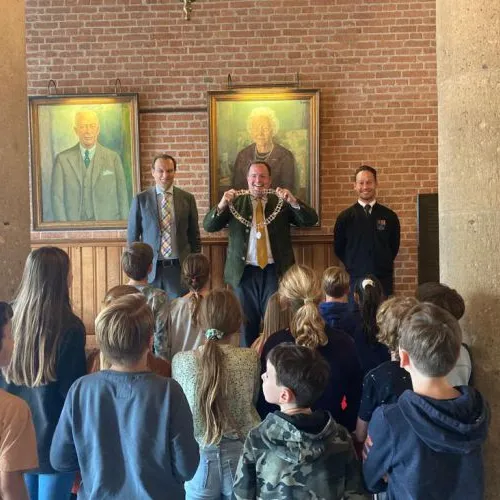 Burgemeester Vught laat zijn ambtsketting zien