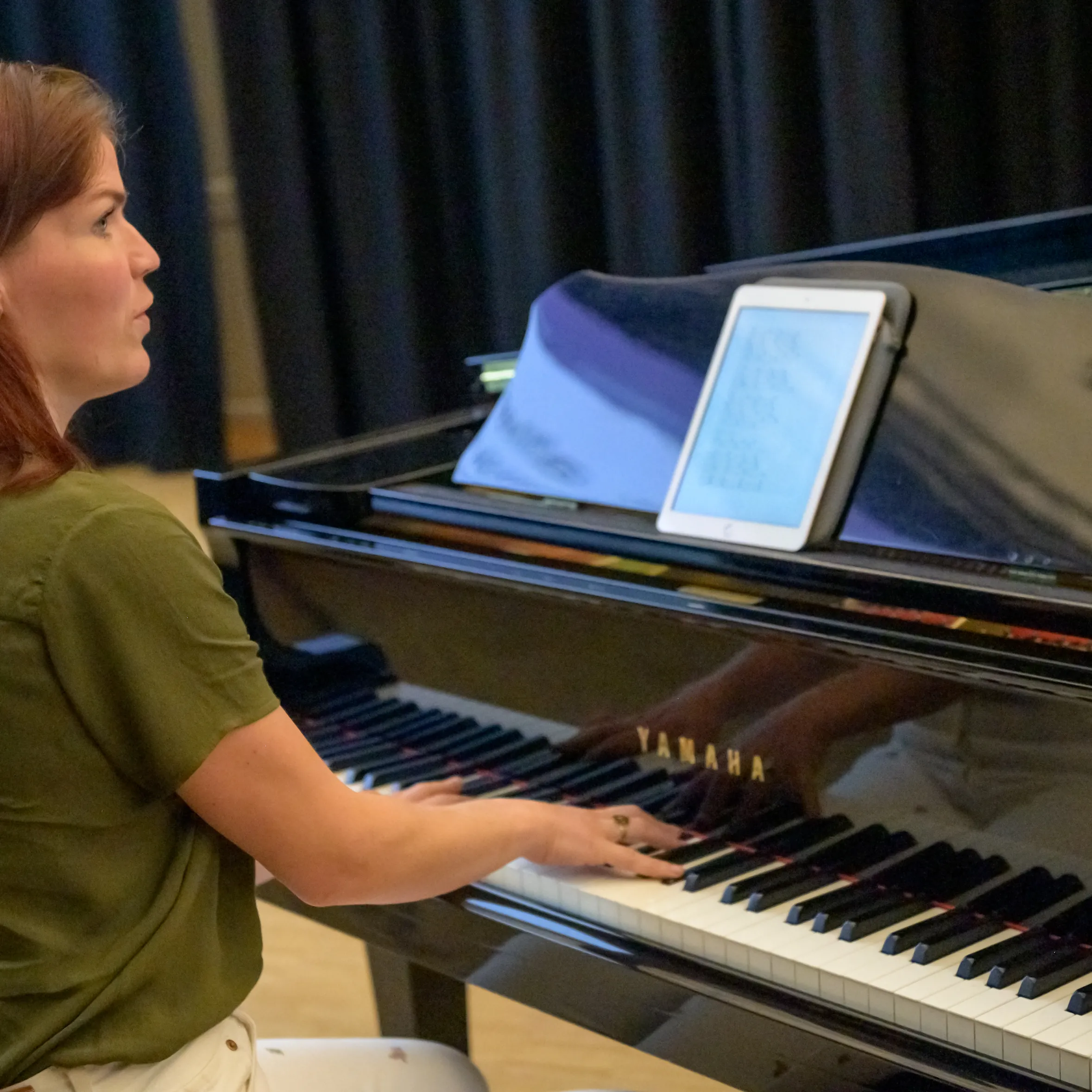 vrouw speelt op piano