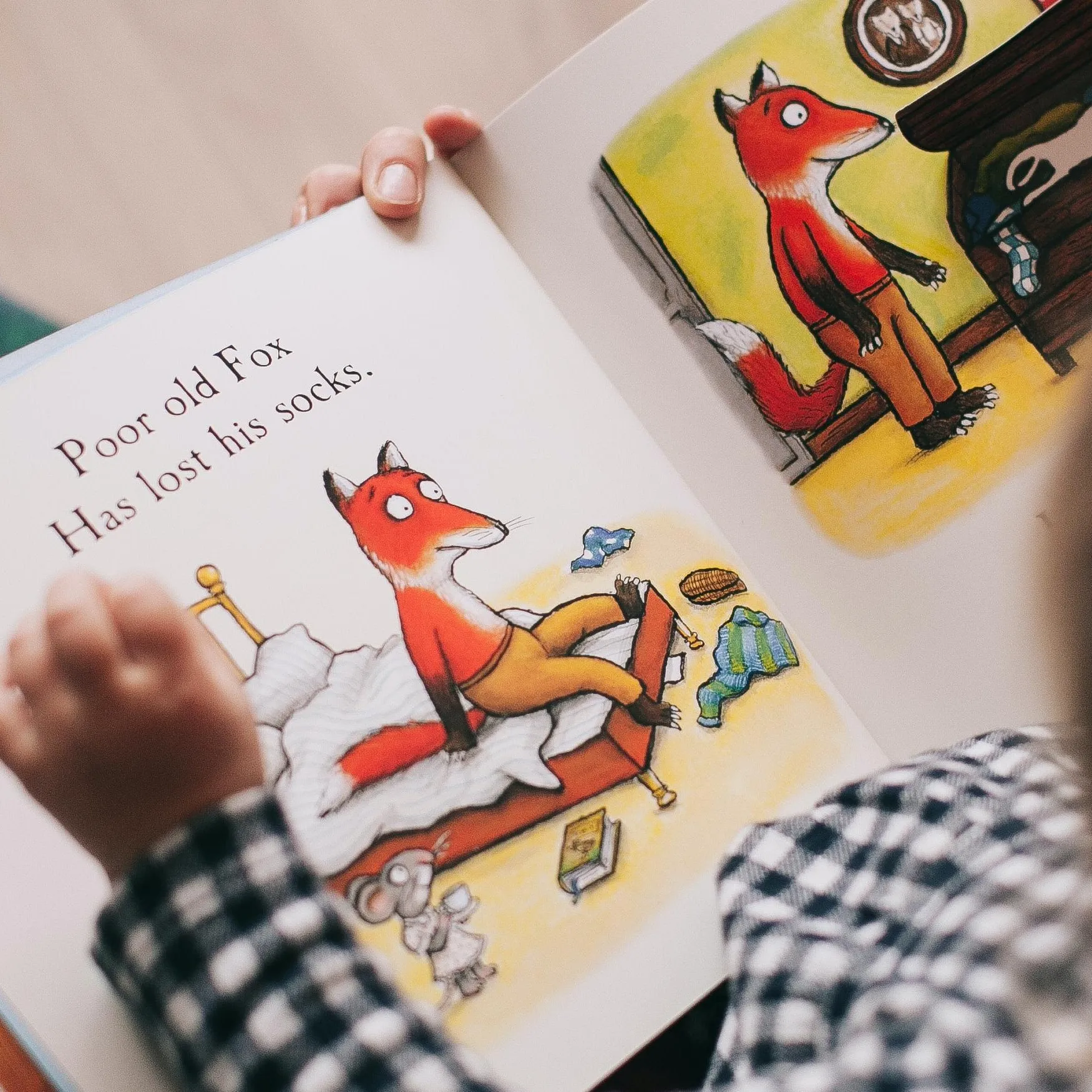 kindje met engelstalig boekje