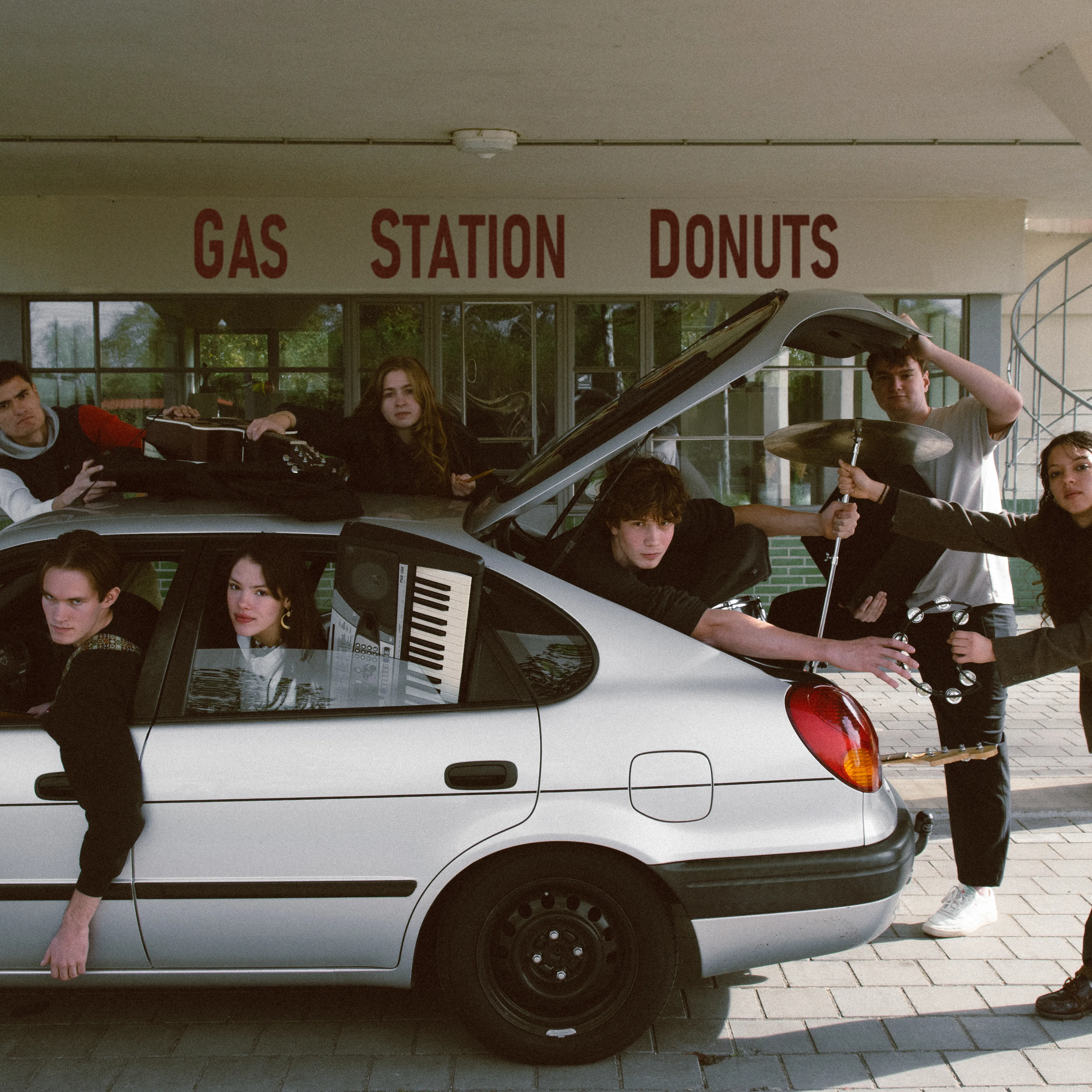 Banleden in en om auto bij benzinepomp