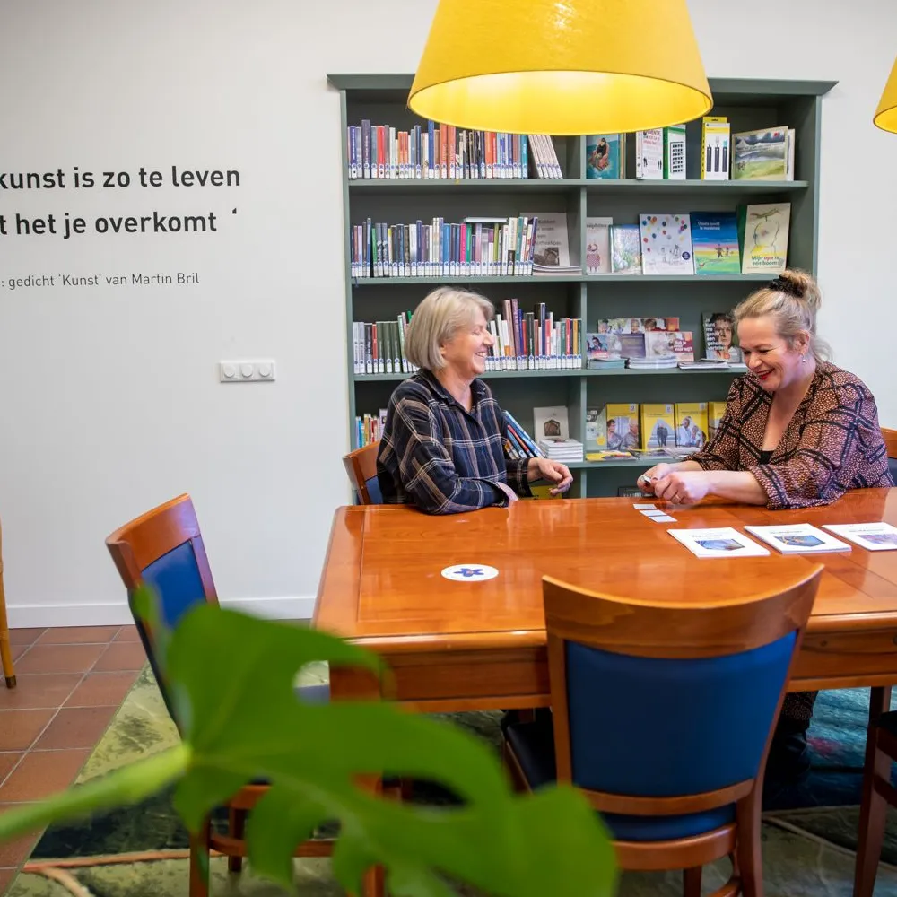 twee vrouwen aan tafel spelen memory