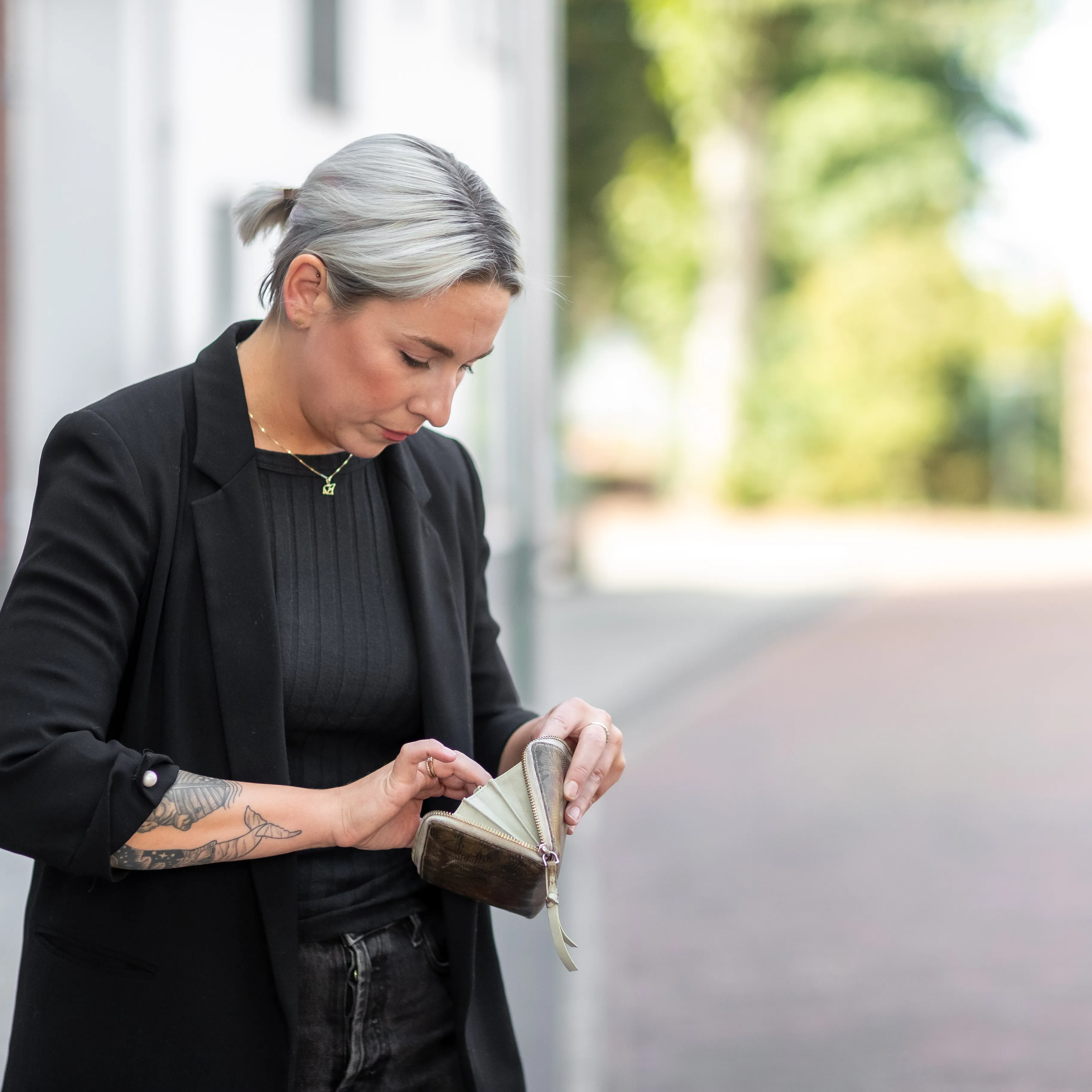 Vrouw met portemonnne