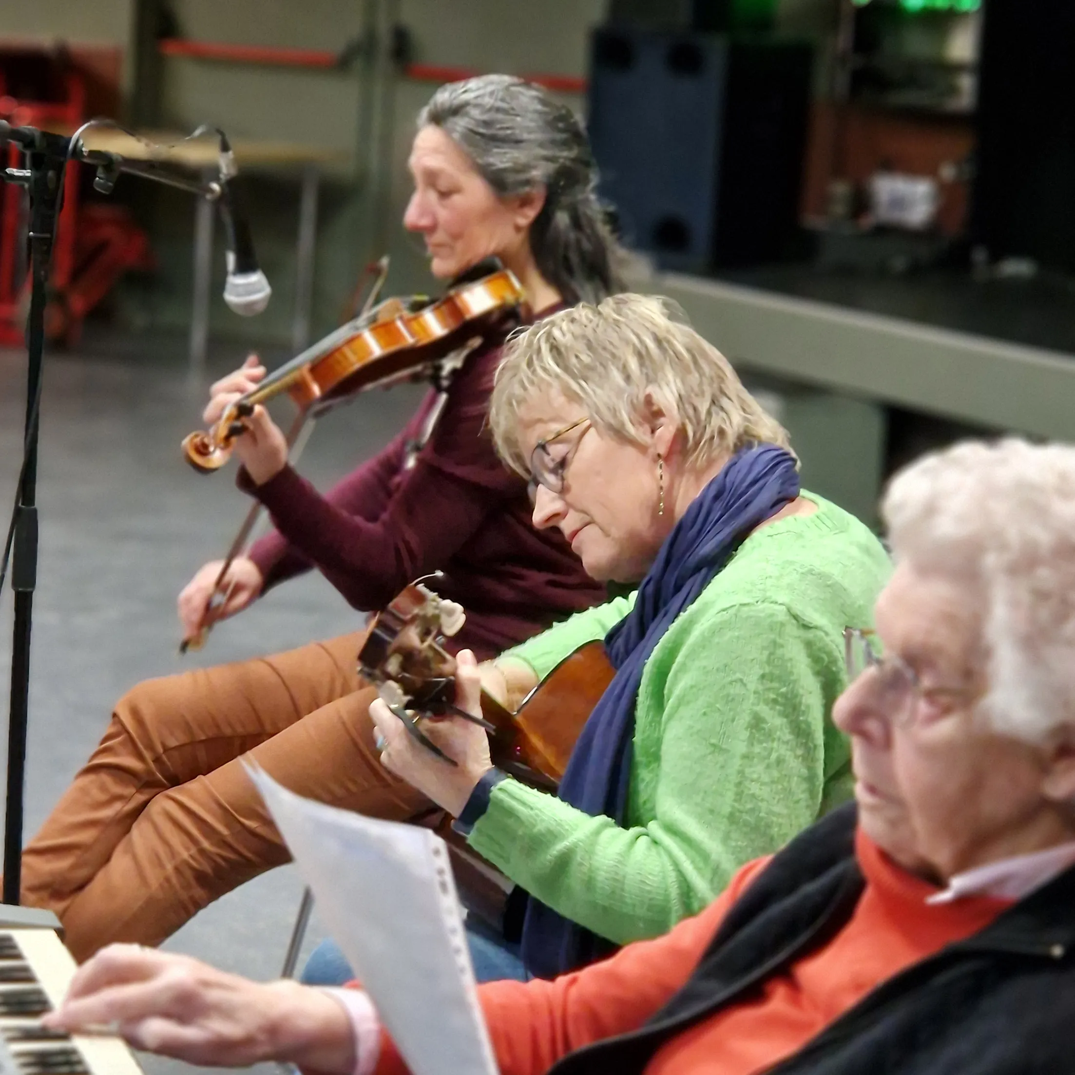 Drie oudere dames maken samen muziek