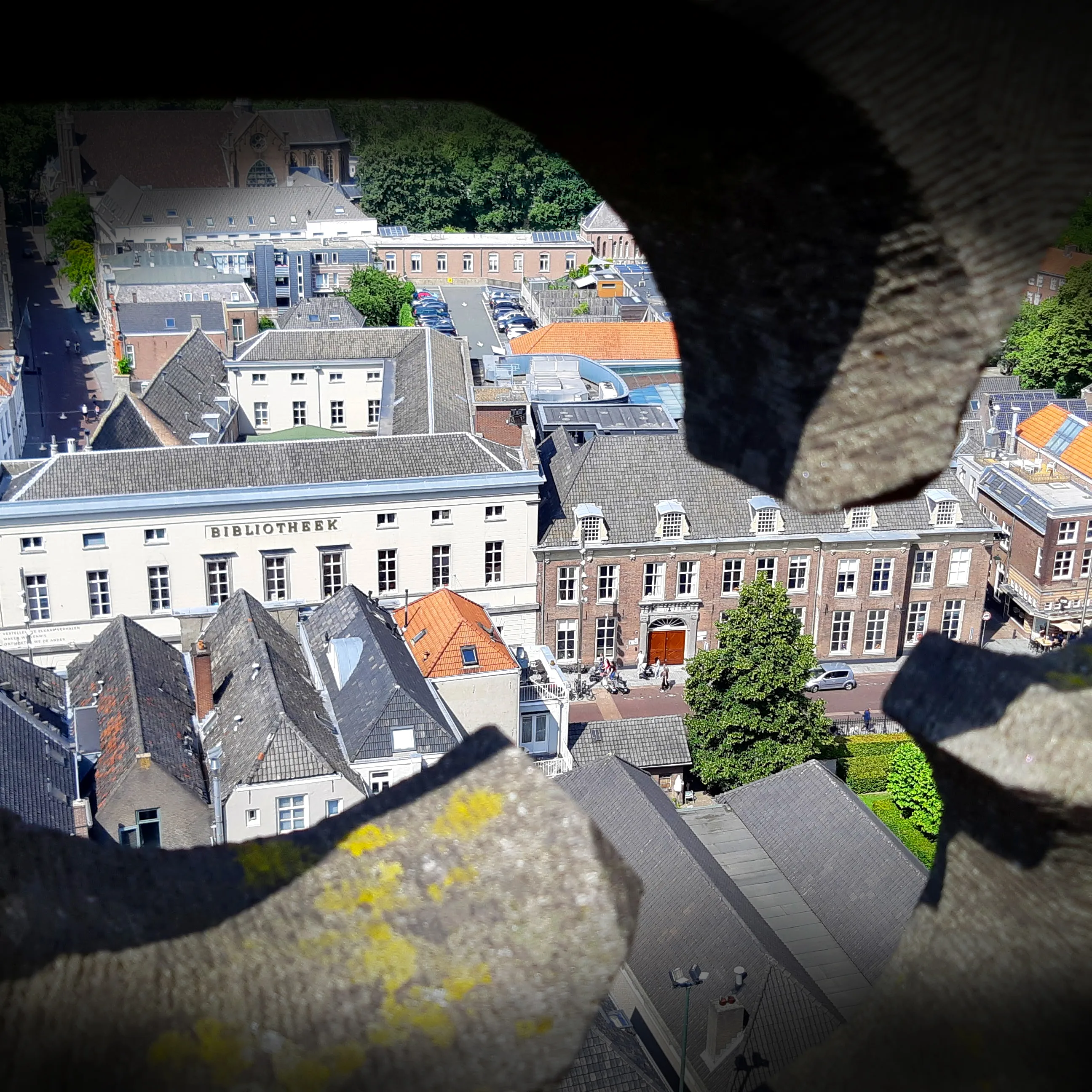 doorkijkje vanaf de Sint Janskathedraal in 's-Hertogenbosch naar de Huis73 panden aan de Hinthamerstraat