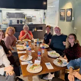 Mensen lunchen aan tafel 
