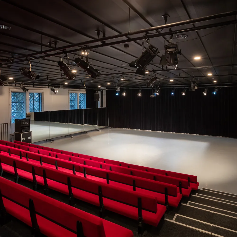 Theaterzaal met tribune Bank van leening