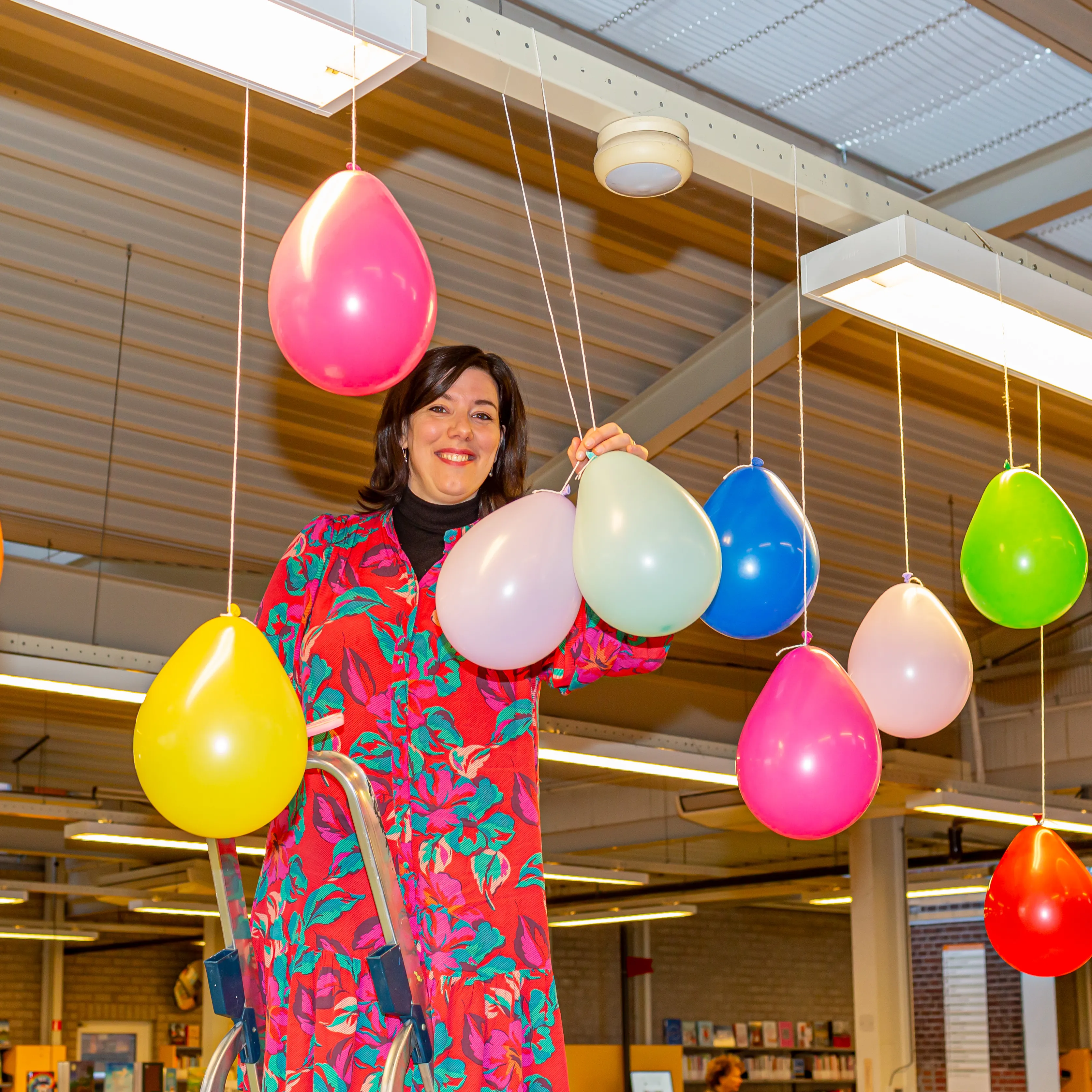 collega hangt ballonnen op