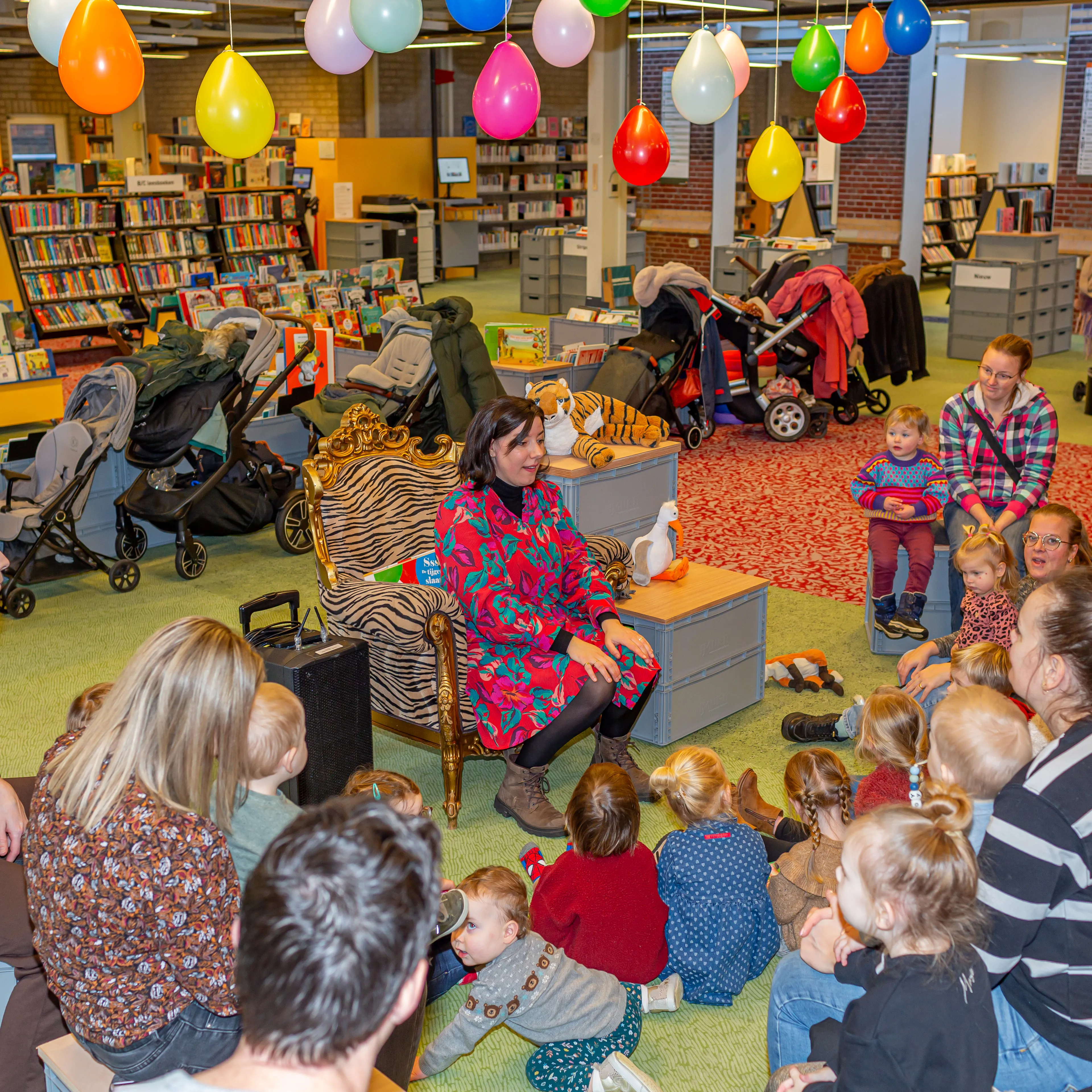 kinderen luisteren naar een verhaal