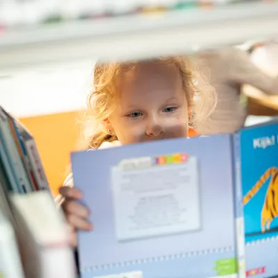 Kindje leest boek 
