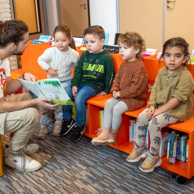 kinderen worden voorgelezen 