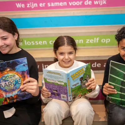 kinderen lezen boek op trap 