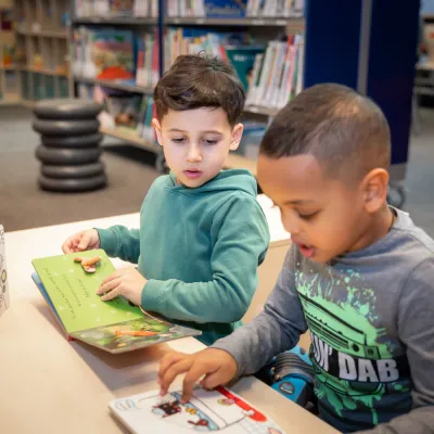 kinderen lezen aan tafel 