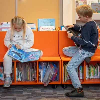 kinderen zoeken boeken uit 