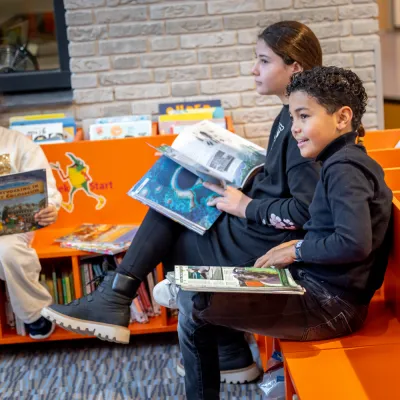 kinderen lezen in de schoolbieb