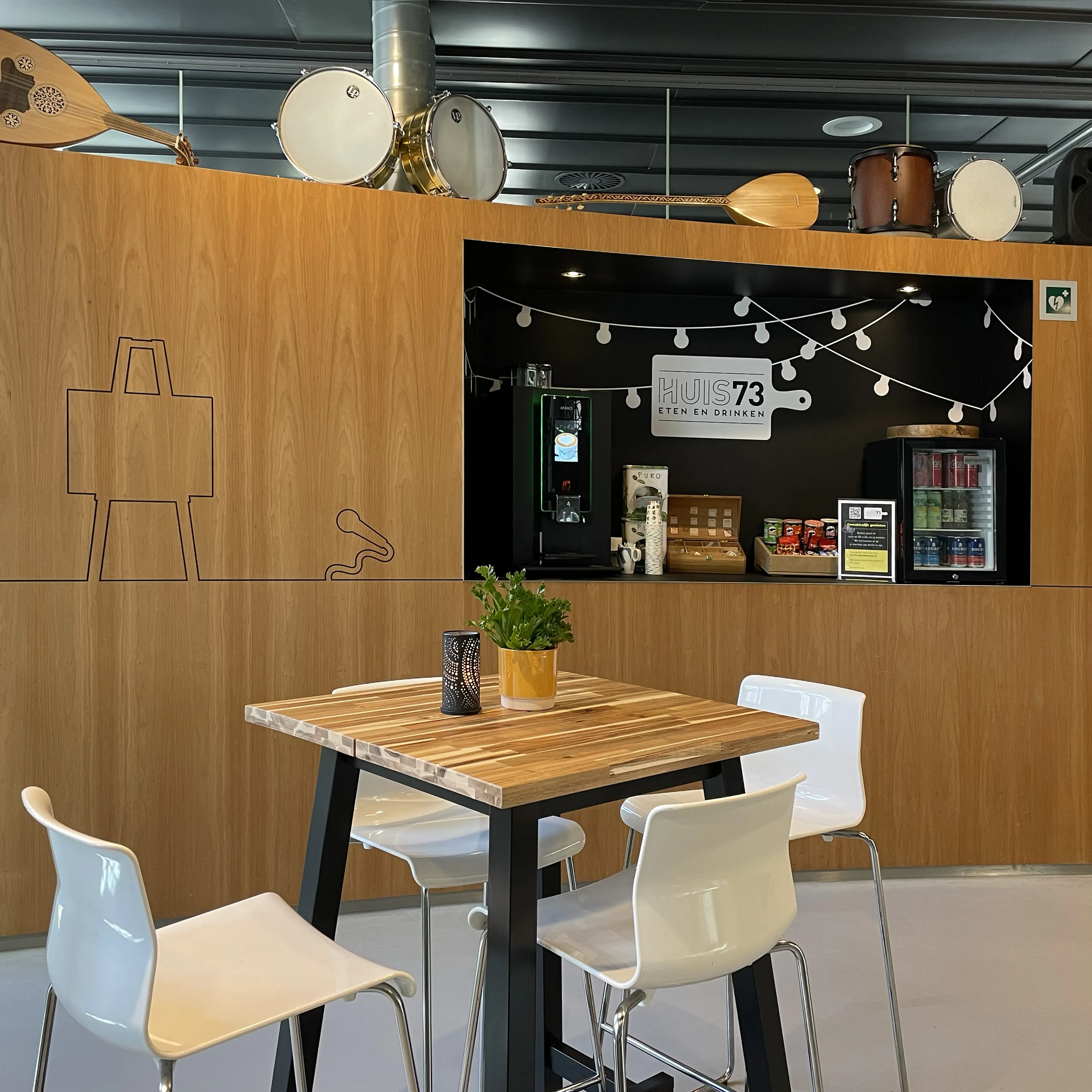 Bank van Leening koffiecorner met tafels