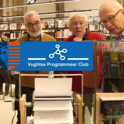 Vughtse programmeerclub presenteert machine aan Vughts museum.