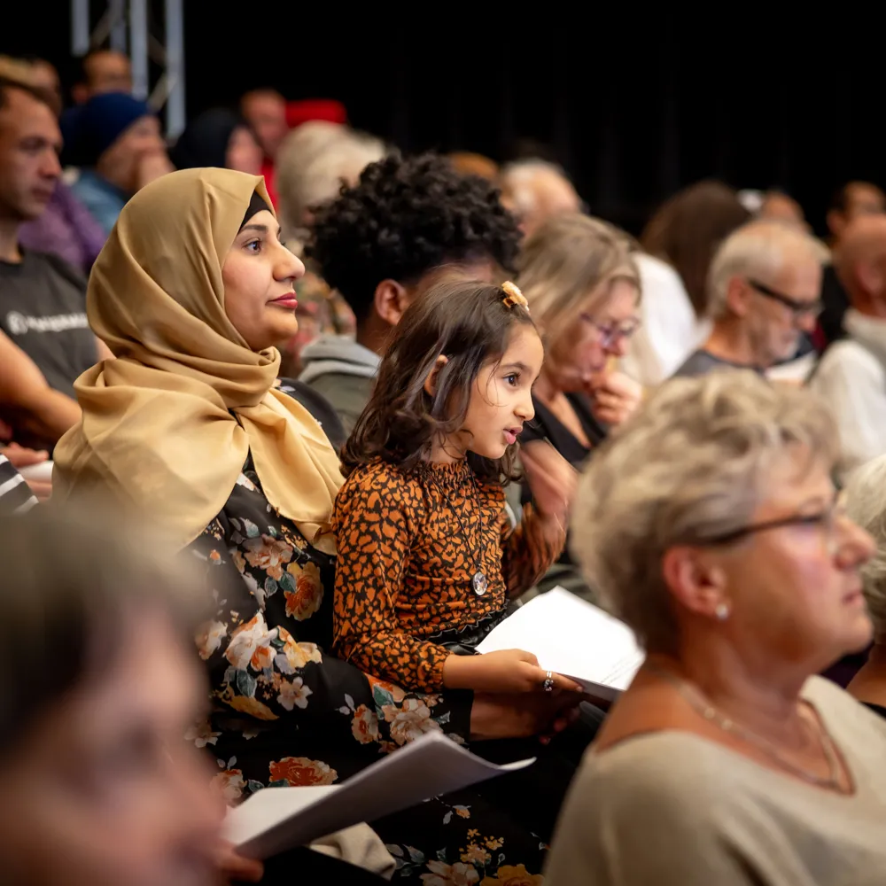 foto van zijaanzicht gevarieerd publiek in zaal