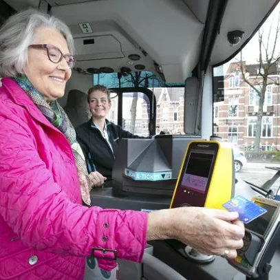 vrouw reist met bus