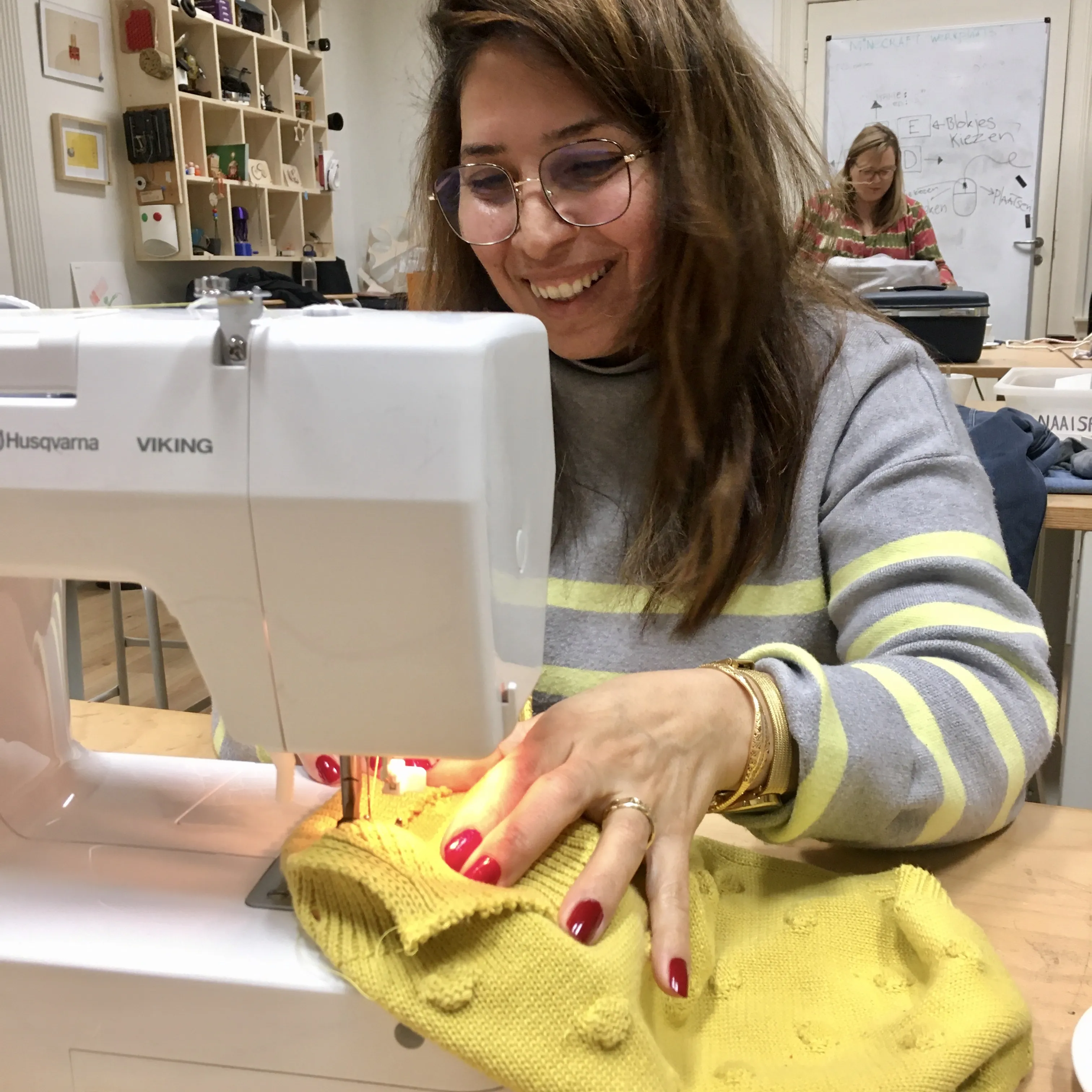 Vrouw achter naaimachine