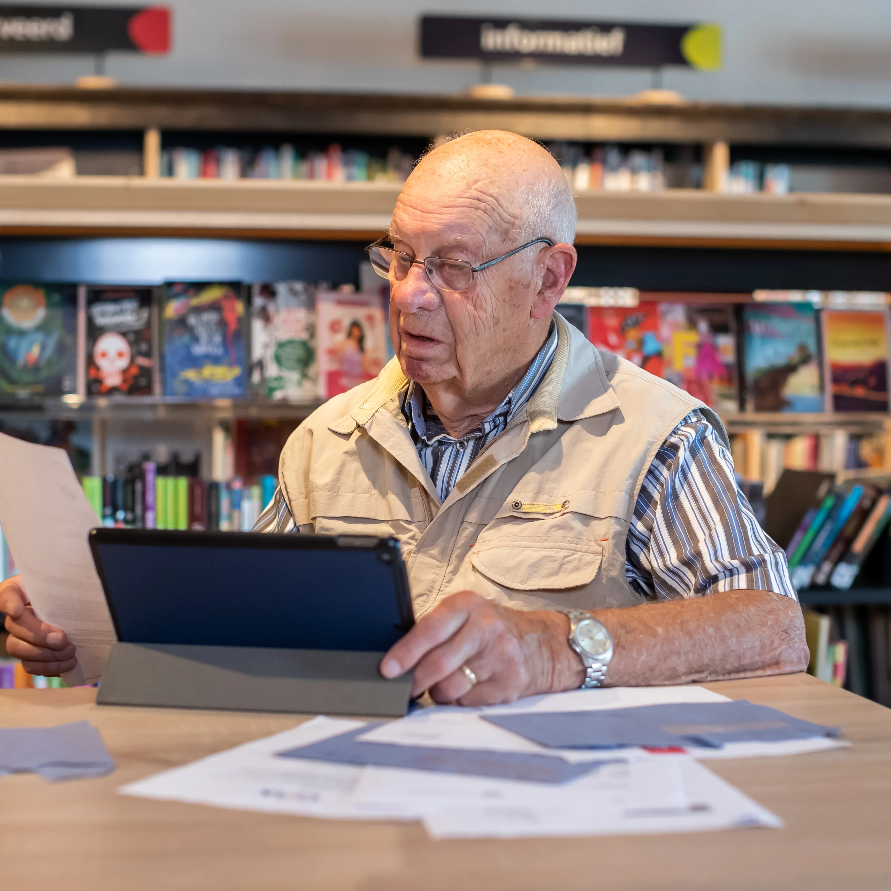 Man achter laptop met belastingenvelop