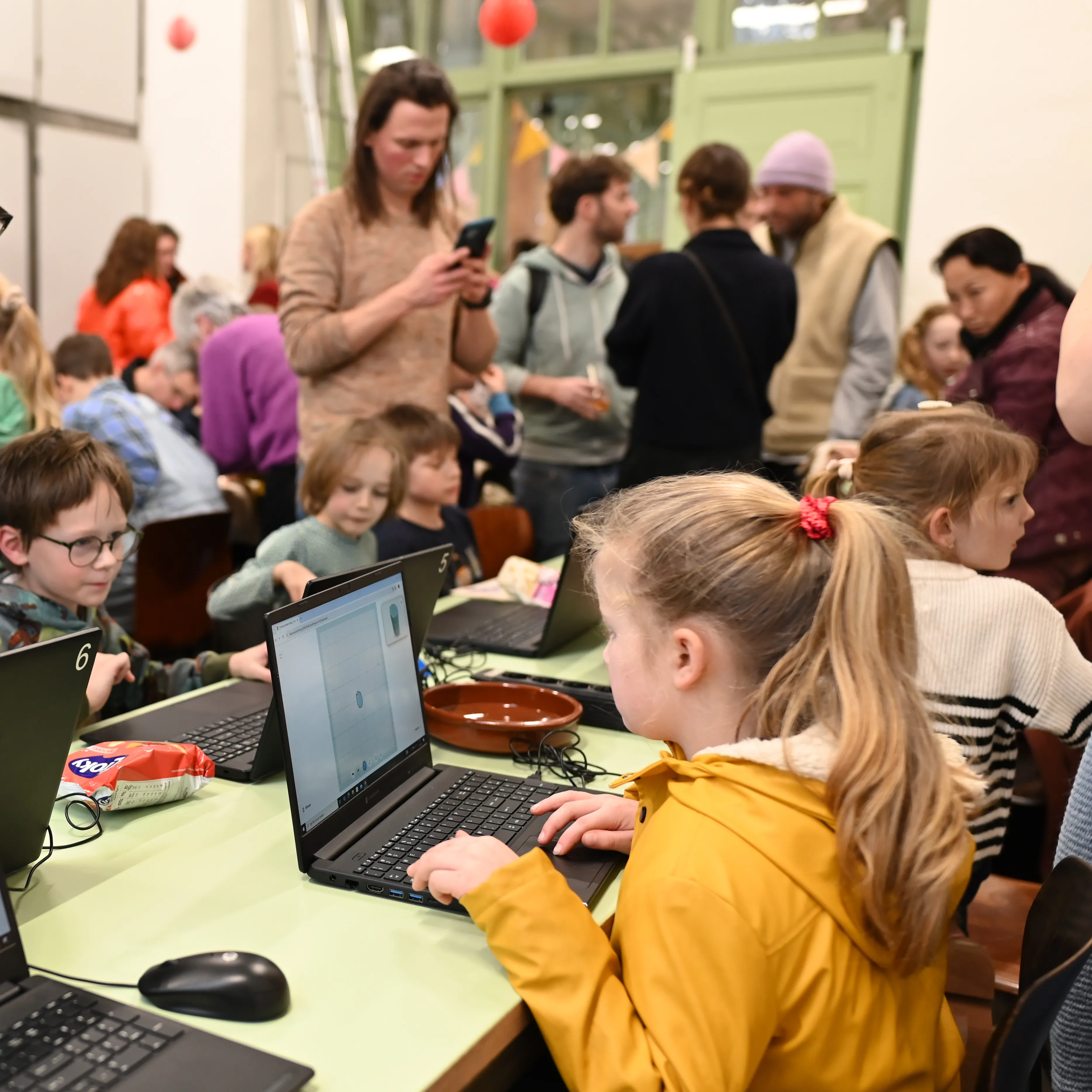 Kinderen achter laptop