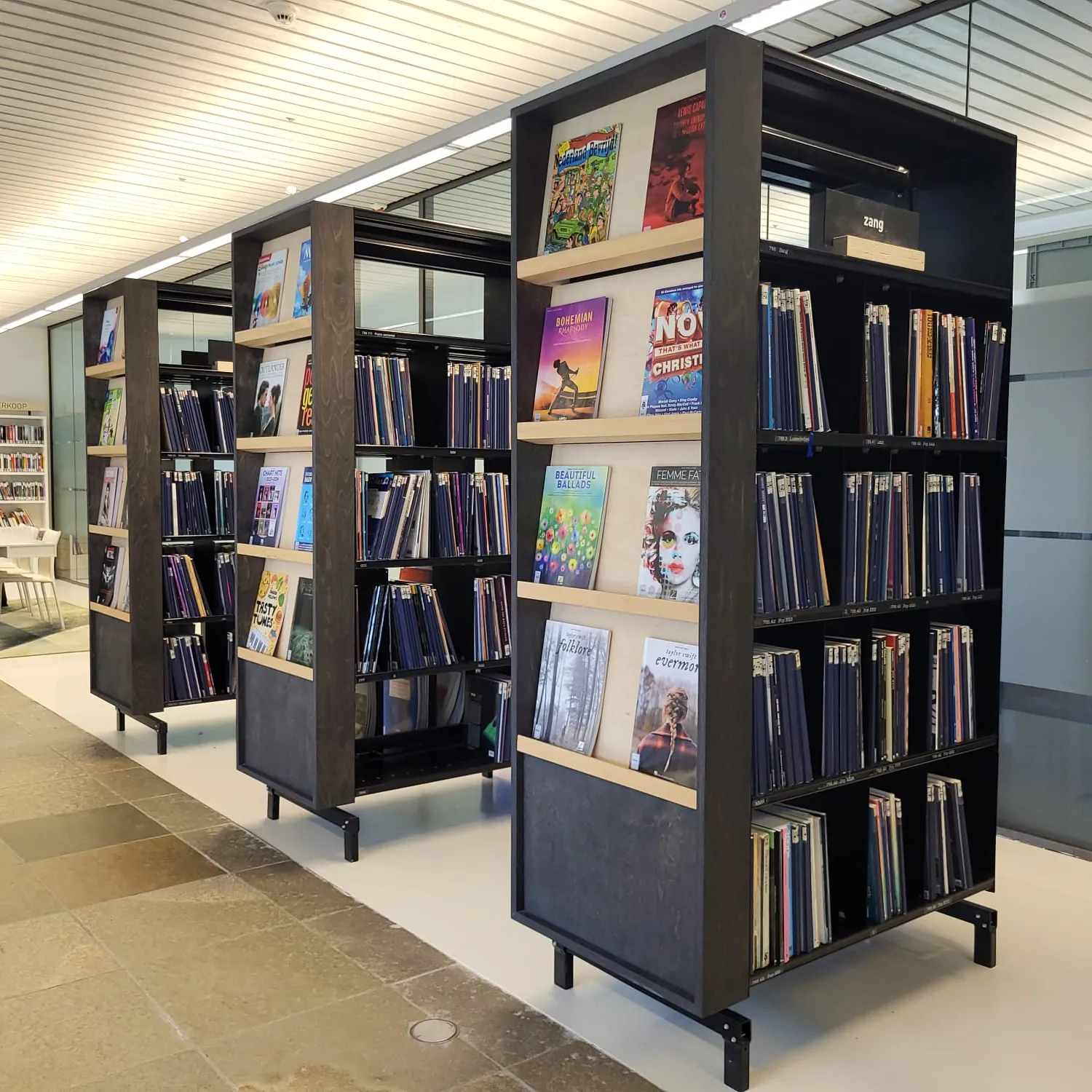 Boekenkasten met daarin bladmuziek in Bibliotheek Rosmalen