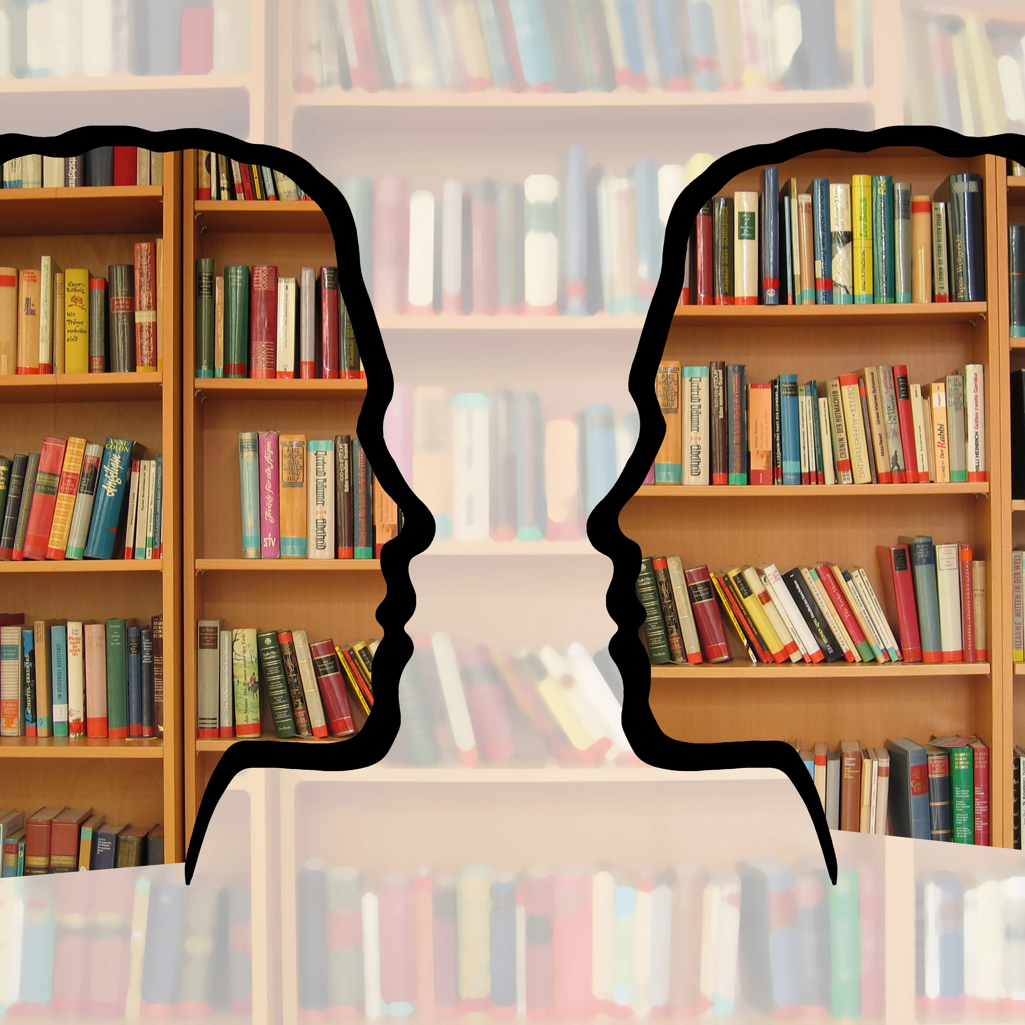 twee personen voor een boekenkast