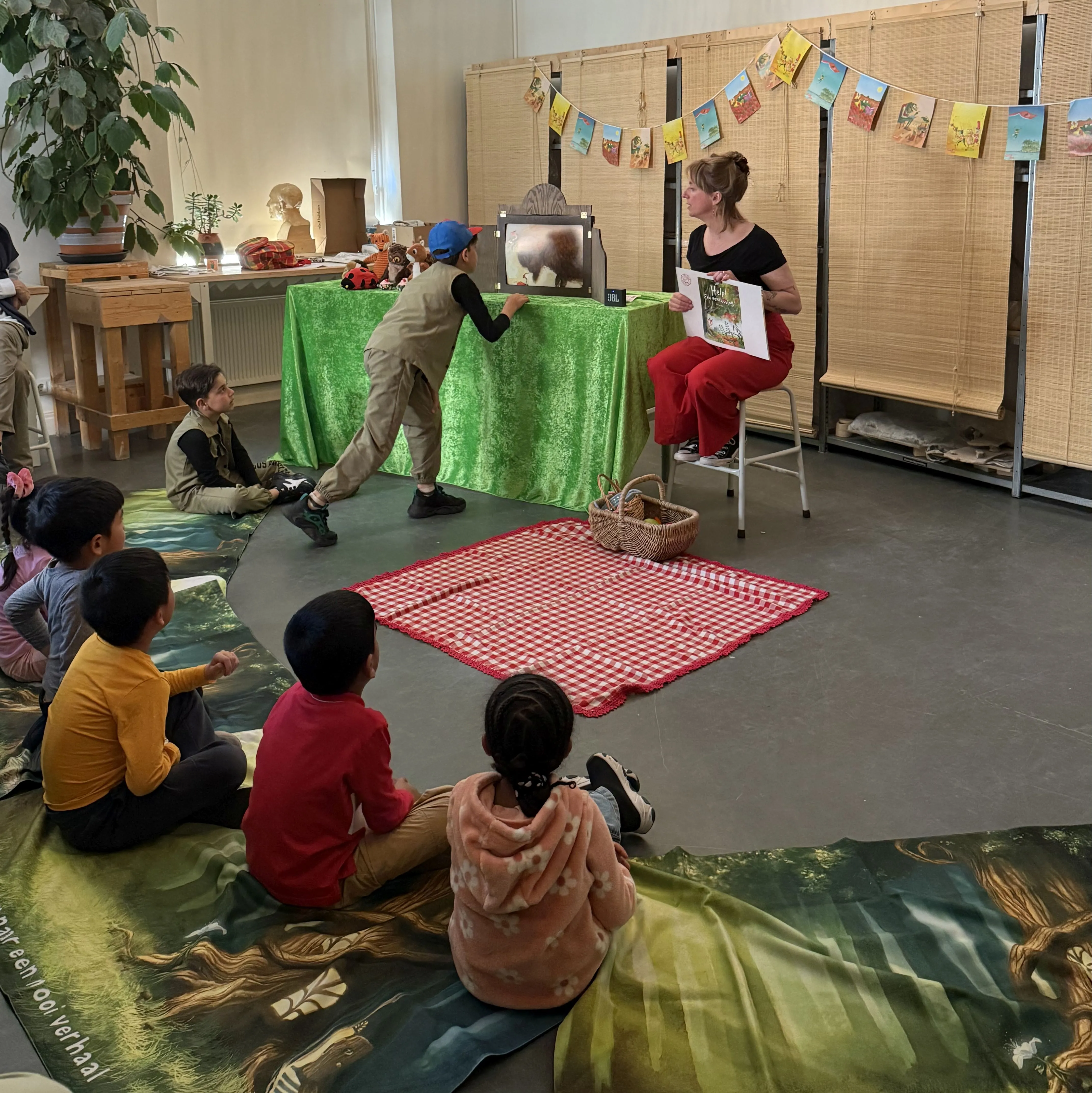 kinderen luisteren naar voorlezen