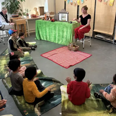 voorlezen aan kinderen in kring 