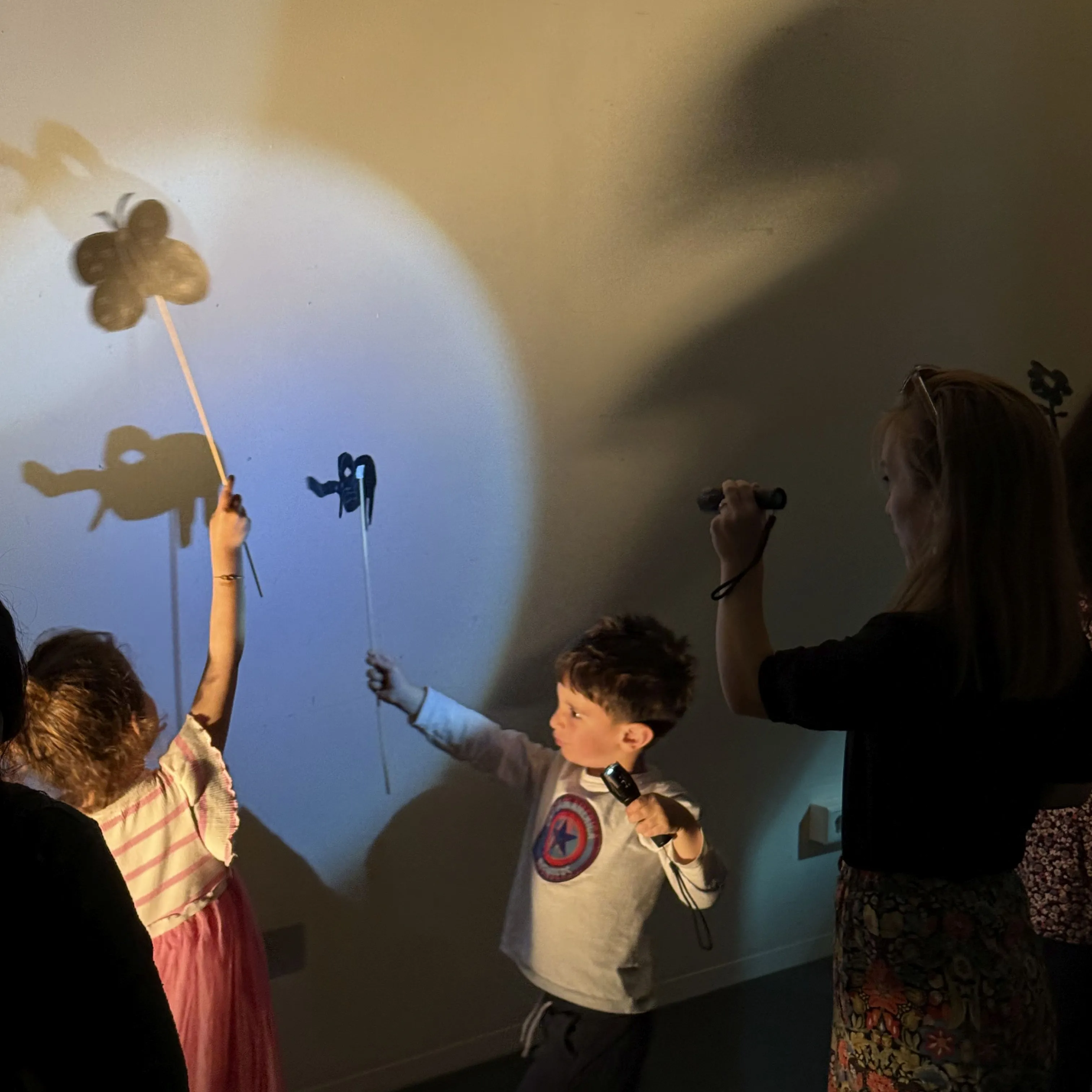 kinderen met schaduwfiguurtjes
