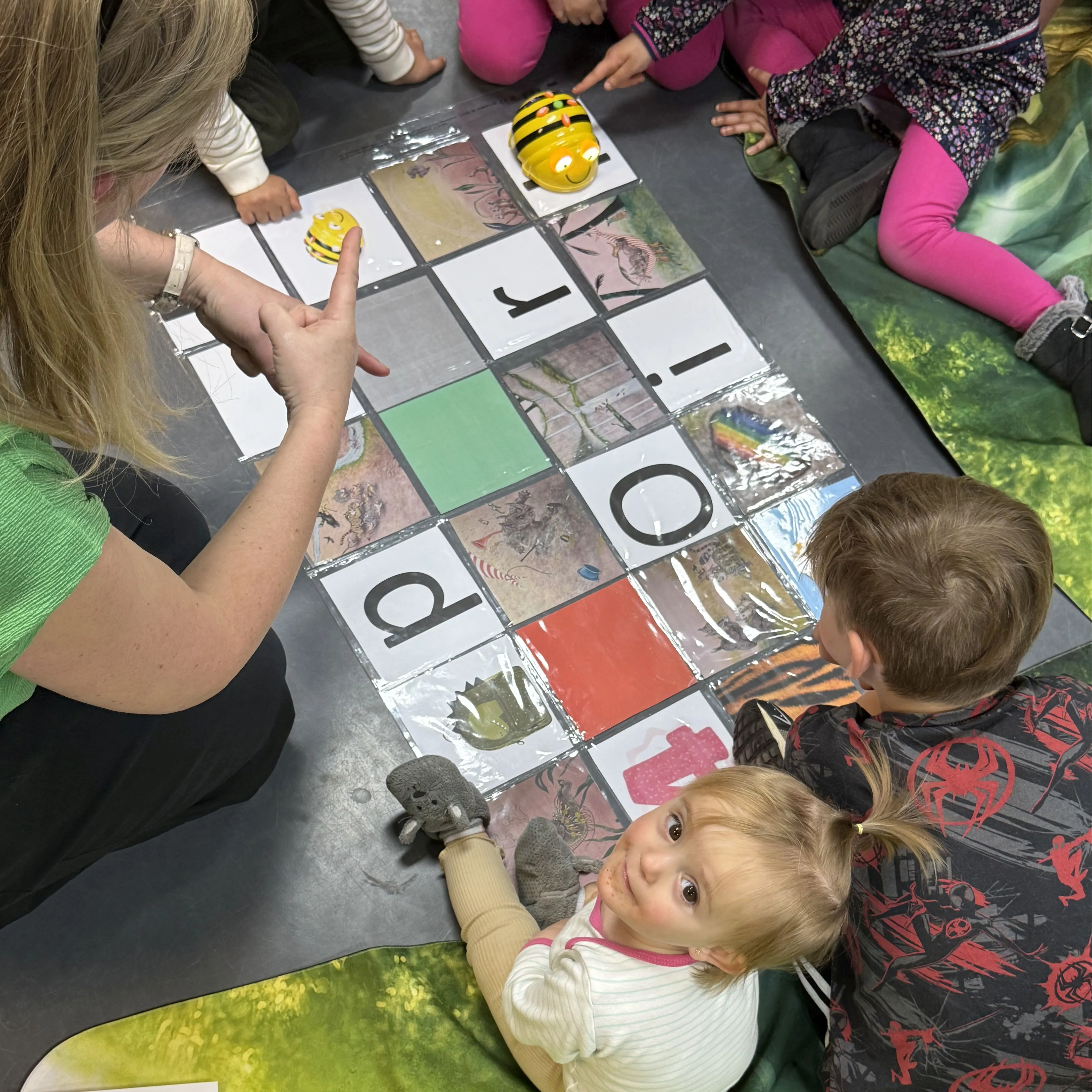kinderen op spelletjeskleed