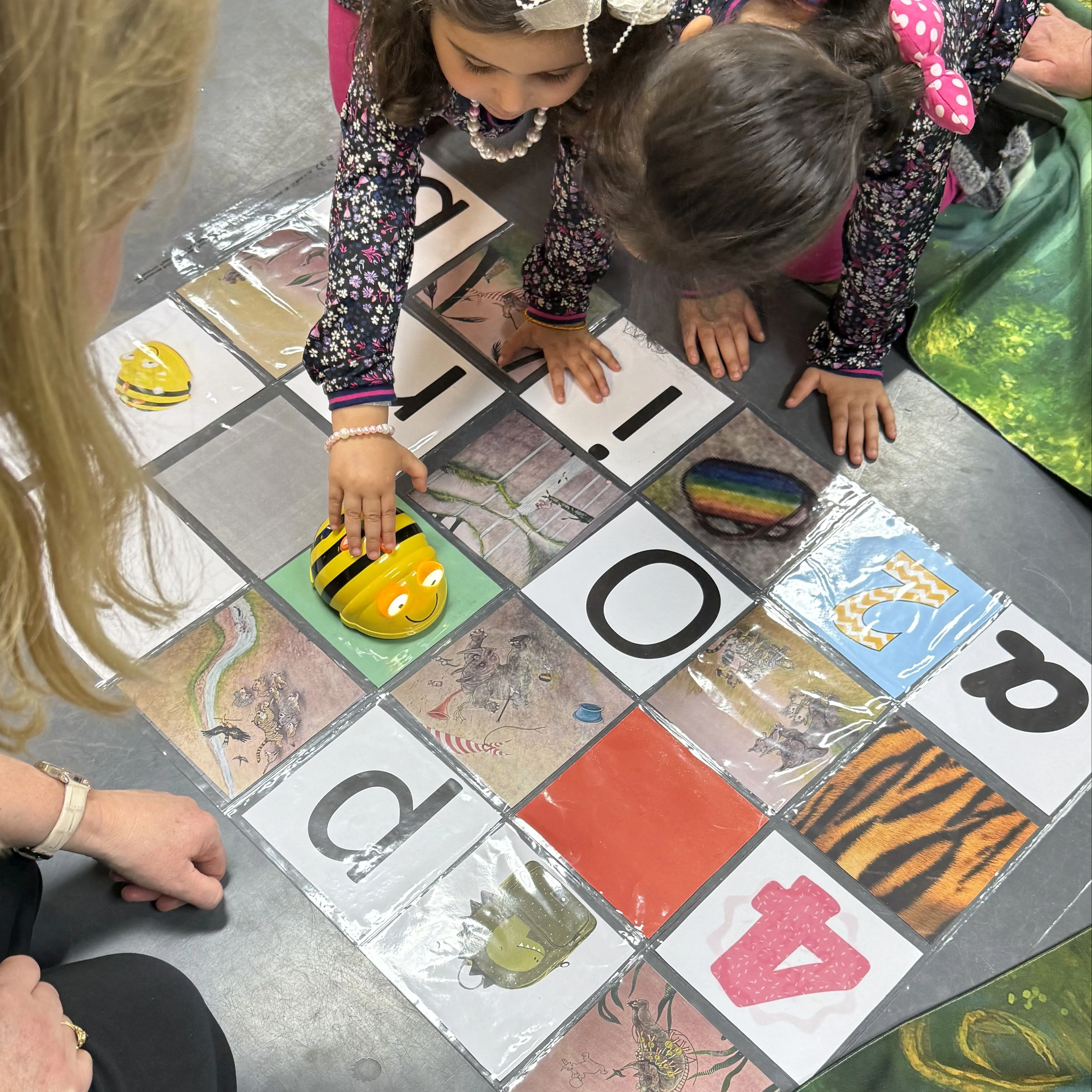 kinderen rond spelletjeskleed