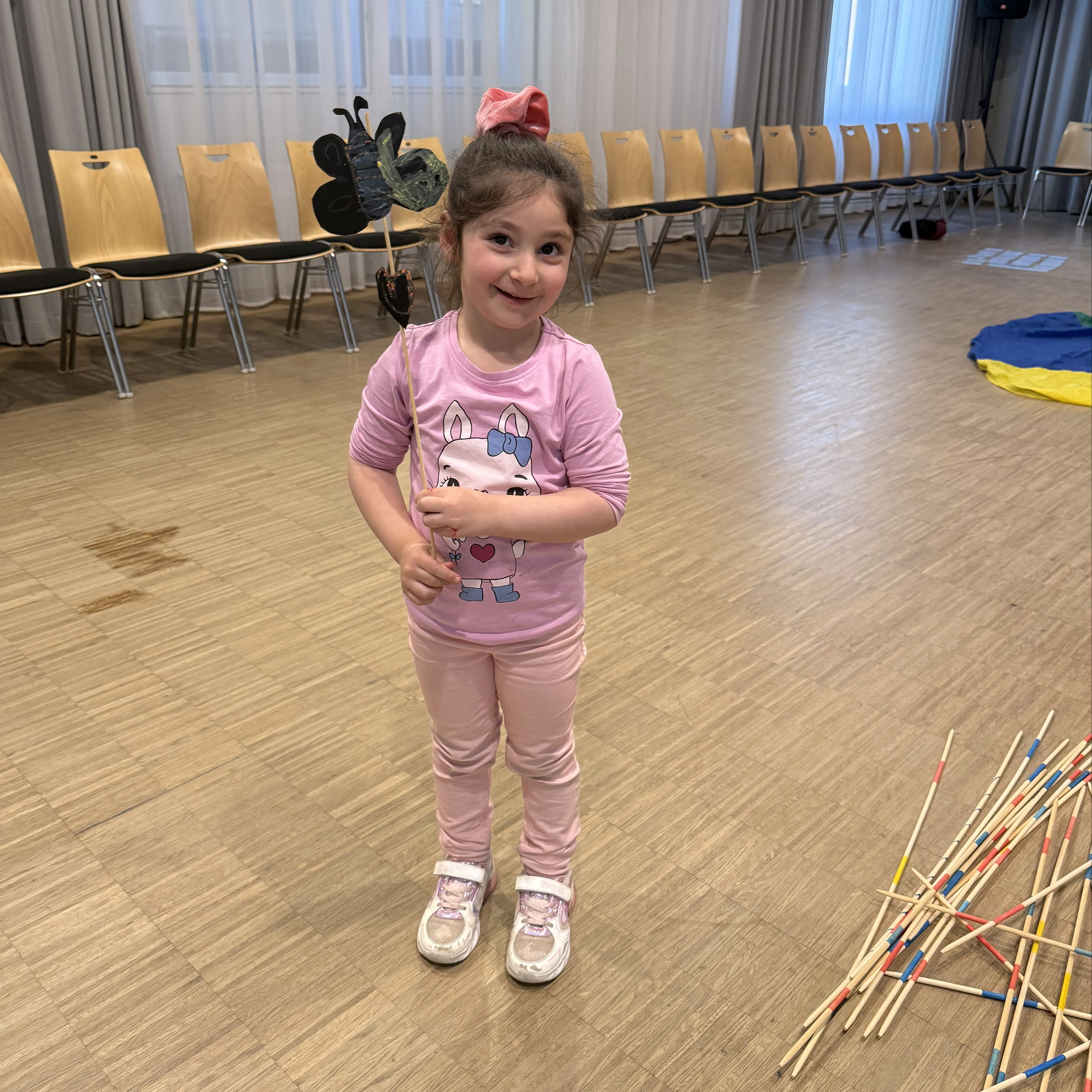 vrolijk meisje in roze kleren