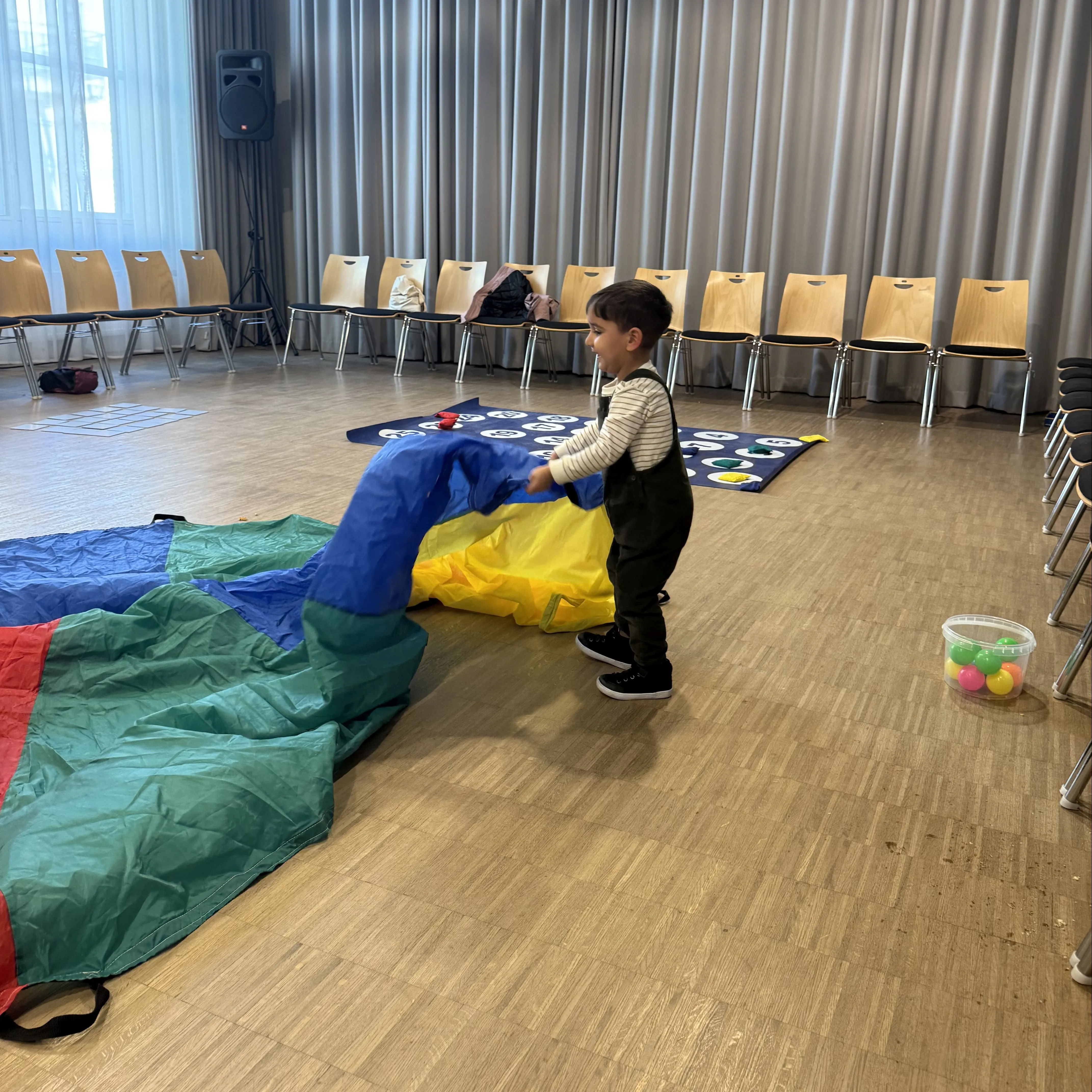 jongen met speelkleed